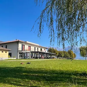 Lake Como Beach Hostel Hostal